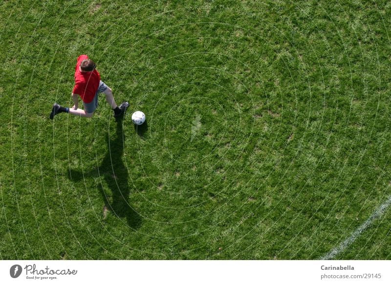 Fussball Fußballplatz Vogelperspektive Gras grün Spielen Schatten Sport rennen treten