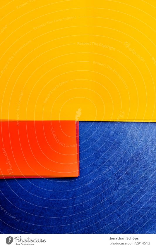 grafisches Hintergrundbild aus Buntpapier Basteln Papier leuchten einfach blau gelb rot flach Geometrie geradeaus graphisch grell Entwurf minimalistisch Karton