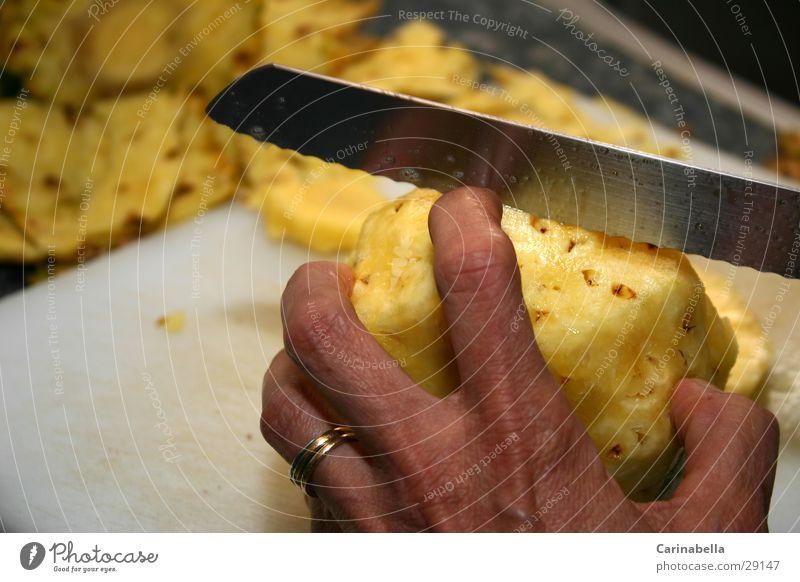 Kill Bill Hand geschnitten Teilung Schneidebrett Dessert gelb Finger Gesundheit Messer Ananas Frucht teilen