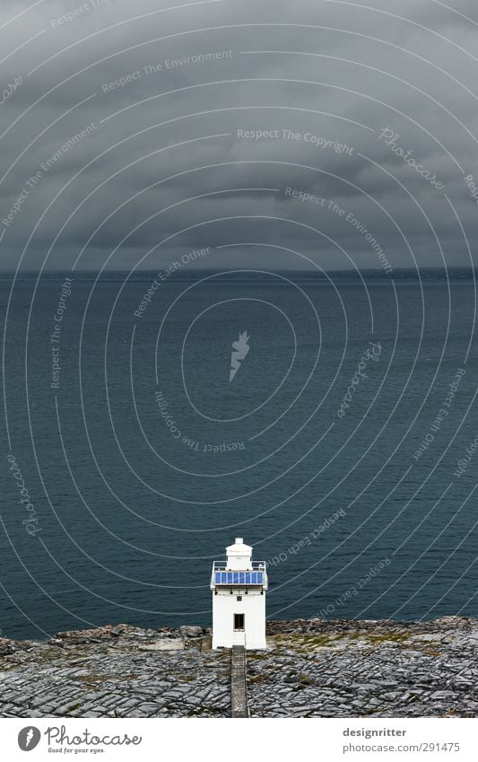 treu Himmel Wolken Felsen Berge u. Gebirge Küste Meer Atlantik Klippe Republik Irland Turm Leuchtturm Gebäude Schifffahrt Stein Zeichen dunkel einfach klein