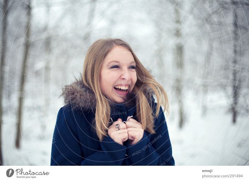 :D feminin Junge Frau Jugendliche 1 Mensch 18-30 Jahre Erwachsene Umwelt Natur Winter Fröhlichkeit lachen Farbfoto Außenaufnahme Tag Schwache Tiefenschärfe