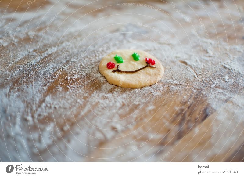Glückskeks Lebensmittel Dessert Keks Ernährung Mehl Smiley Oberfläche Holz Lächeln lachen Freundlichkeit Fröhlichkeit grün rot Gesichtsausdruck Farbfoto