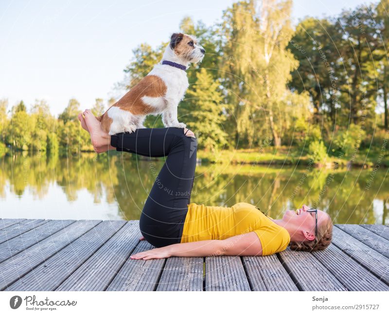 Junge Frau beim Joga mit Hund Lifestyle Fitness Leben Freizeit & Hobby Sommer Yoga feminin Jugendliche 1 Mensch 18-30 Jahre Erwachsene Wasser Himmel