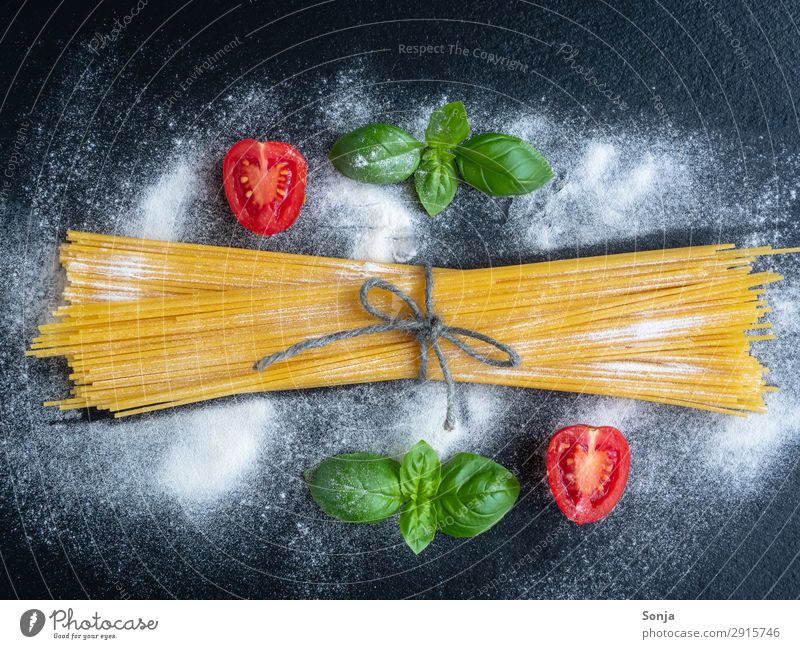Spaghetti mit Basilikum und Tomaten Lebensmittel Gemüse Teigwaren Backwaren Ernährung Mittagessen Bioprodukte Vegetarische Ernährung Italienische Küche