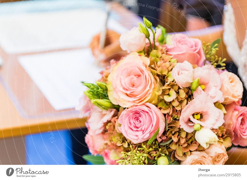 Brautstrauß am Tag der Hochzeit elegant Design schön Dekoration & Verzierung Feste & Feiern Frau Erwachsene Paar Partner Natur Pflanze Blume Kleid Blumenstrauß