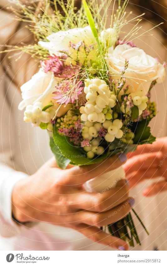 Brautstrauß am Tag der Hochzeit elegant Design schön Dekoration & Verzierung Feste & Feiern Frau Erwachsene Paar Hand Natur Pflanze Blume Kleid Blumenstrauß