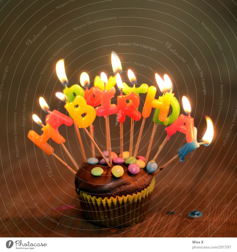 an Lebensmittel Teigwaren Backwaren Kuchen Schokolade Ernährung Kaffeetrinken Feste & Feiern Geburtstag leuchten lecker süß Muffin Kerze Kerzenschein