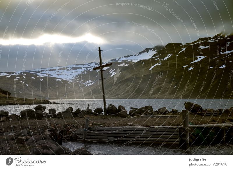 Island Umwelt Natur Landschaft Himmel Wolken Sonnenlicht Küste Fjord Djúpavík Dorf natürlich wild Stimmung Einsamkeit Anlegestelle Farbfoto Gedeckte Farben