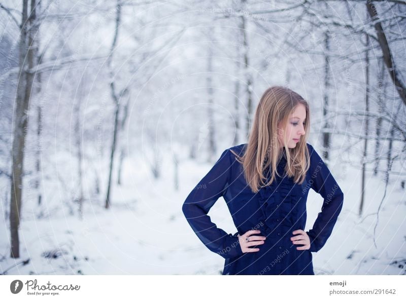 BLUEs feminin Junge Frau Jugendliche 1 Mensch 18-30 Jahre Erwachsene Umwelt Natur Winter Schnee schön kalt blau weiß Bluse Farbfoto Außenaufnahme