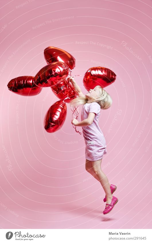 Luftikuss Glück Valentinstag Muttertag feminin Kind Mädchen Kindheit 1 Mensch 3-8 Jahre Kleid blond langhaarig Luftballon Herz Bewegung fliegen Lächeln springen