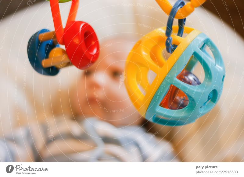 Babyspielt mit Spielzeug an einem Mobile Lifestyle Fitness Freizeit & Hobby Spielen Kleinkind Kindheit Leben Kopf Gesicht 0-12 Monate Gefühle Freude Bildung