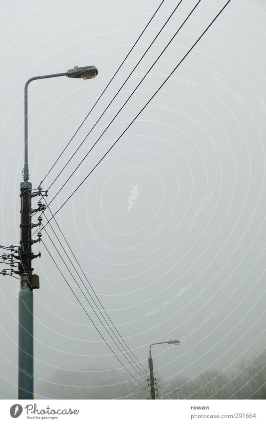 laternen schlechtes Wetter Unwetter Nebel Sträucher kalt Kabel Straßenbeleuchtung Verbindung verdrahtet parallel Elektrizität grau dunkel Linie Farbfoto