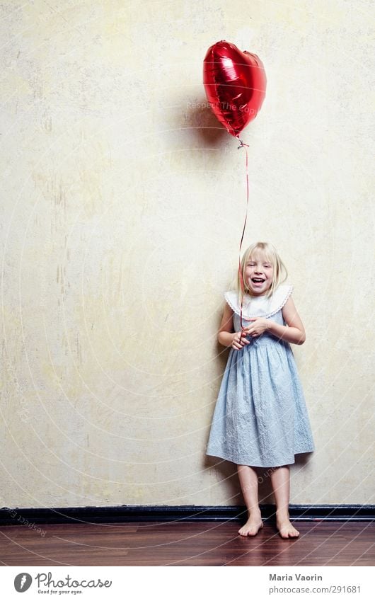 Ein Herz und eine Seele feminin Kind Mädchen Kindheit 1 Mensch 3-8 Jahre Kleid blond langhaarig Luftballon fliegen lachen Fröhlichkeit Glück niedlich Freude