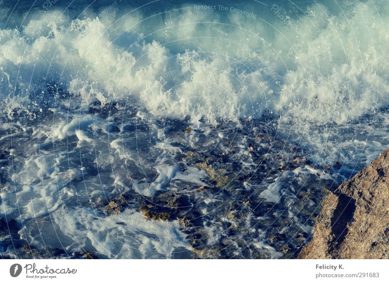 Wild water Umwelt Natur Wasser Wassertropfen Schönes Wetter Wellen Küste Bucht Meer Stein Sand Flüssigkeit frisch wild blau türkis weiß Fernweh Farbfoto