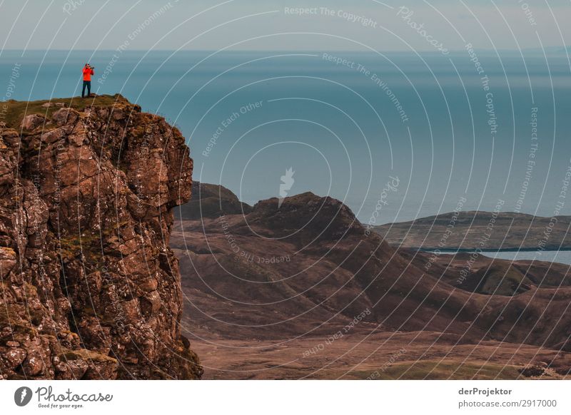 Ein Fotograf fotografiert die Aussicht auf Isle of Skye VI Natur Umwelt wandern Ferien & Urlaub & Reisen Berge u. Gebirge Seeküste Wanderung wanderweg Quiraing