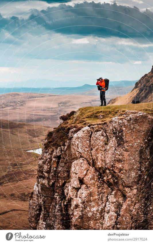 Ein Fotograf fotografiert die Aussicht auf Isle of Skye II Natur Umwelt wandern Ferien & Urlaub & Reisen Berge u. Gebirge Seeküste Wanderung wanderweg Quiraing