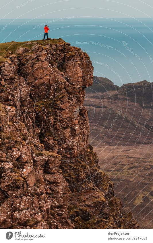 Ein Fotograf fotografiert die Aussicht auf Isle of Skye Natur Umwelt wandern Ferien & Urlaub & Reisen Berge u. Gebirge Seeküste Wanderung wanderweg Quiraing
