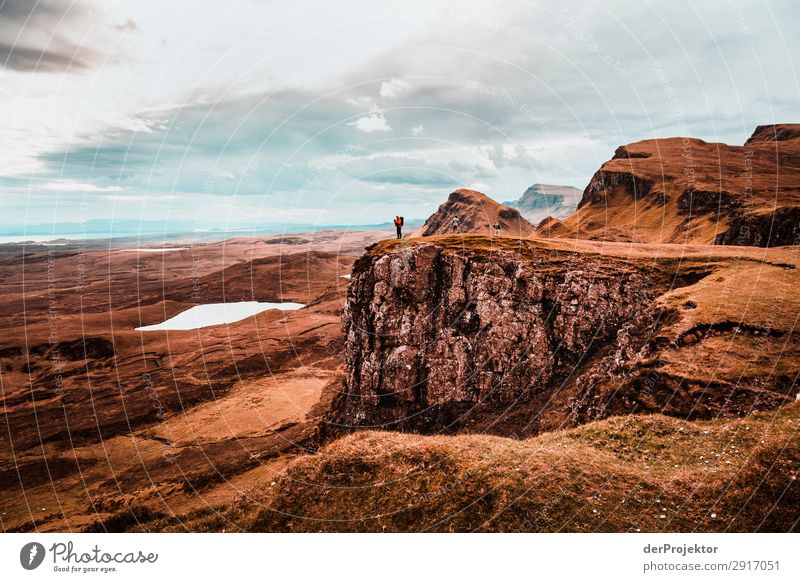 Ein Fotograf genießt die Aussicht auf Isle of Skye Natur Umwelt wandern Ferien & Urlaub & Reisen Berge u. Gebirge Seeküste Wanderung wanderweg Quiraing