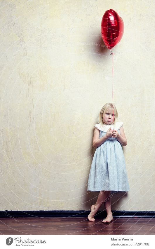 Du fehlst mir Spielen feminin Kind Kindheit 1 Mensch 3-8 Jahre Kleid blond langhaarig Luftballon Herz fliegen Traurigkeit Sorge Trauer Sehnsucht Heimweh