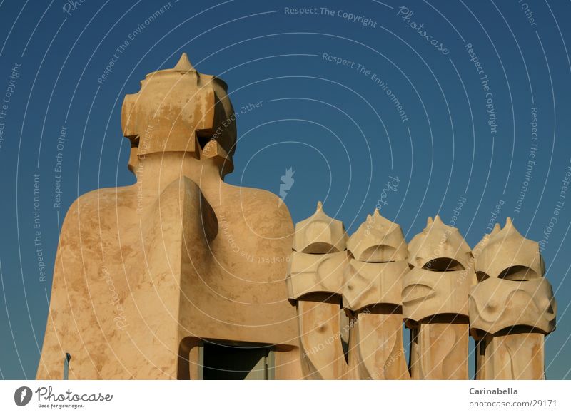 Kamine Barcelona Dach Kunst Architektur Freude Himmel Gaudi Menschenleer Blauer Himmel