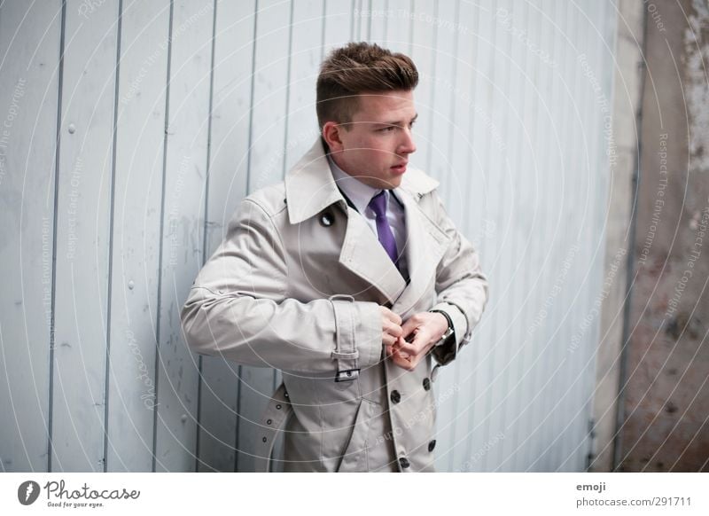 sherlock maskulin Junger Mann Jugendliche 1 Mensch 18-30 Jahre Erwachsene Mode Jacke Mantel trendy schön vorstellen Farbfoto Gedeckte Farben Außenaufnahme