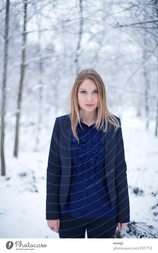 BLUEse feminin Junge Frau Jugendliche 1 Mensch 18-30 Jahre Erwachsene Winter Schnee Mode Anzug schön kalt blau weiß Farbfoto Außenaufnahme Tag