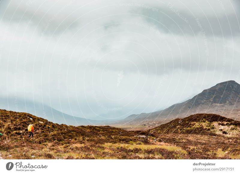 Isle of Skye: Wanderer in der Landschaft mit Bergen und Wolken X Felsvorsprung blau Küste Seeufer Felsen Bucht Flussufer Sommer Pflanze Wellen Fjord Insel