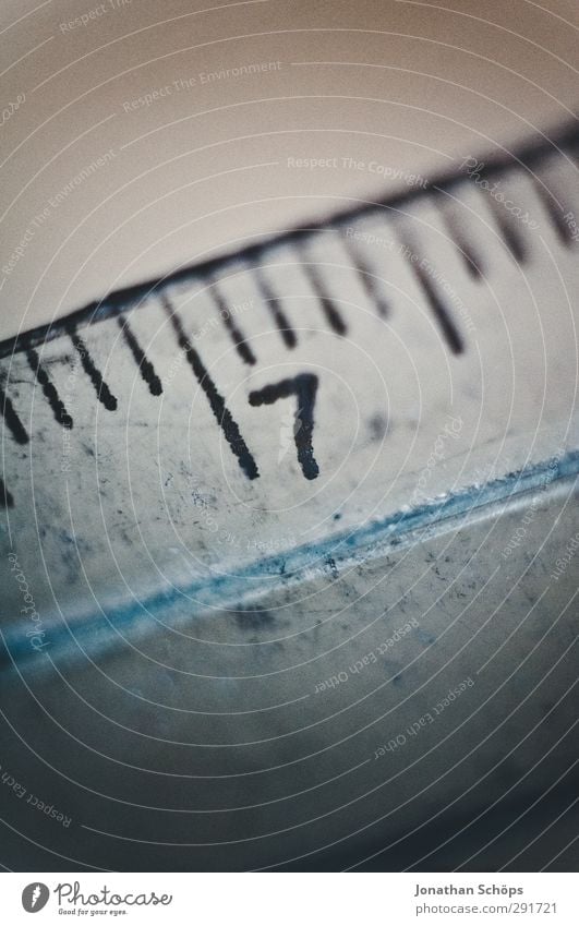7 Zeichen Ziffern & Zahlen grau Lineal messen Werkzeug Messinstrument Symbole & Metaphern Zentimeter Millimeter Linie klein filigran Länge Kunststoff