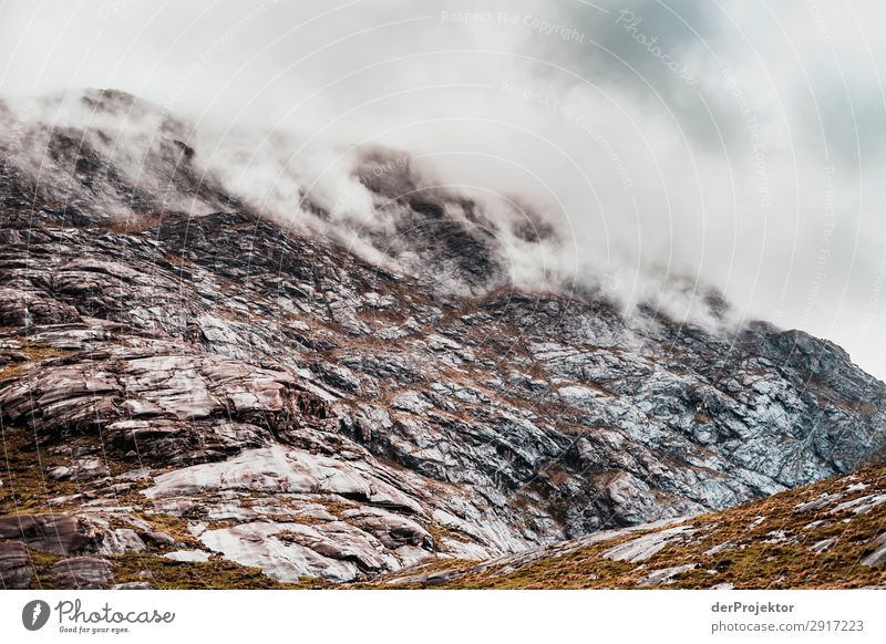 Isle of Skye: Blick in die Landschaft mit Bergen und Wolken VI Felsvorsprung blau Küste Seeufer Felsen Bucht Flussufer Sommer Pflanze Wellen Fjord Insel