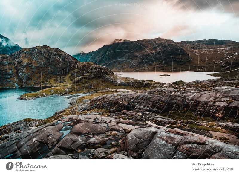 Isle of Skye: Blick in die Landschaft mit Bergen und Wolken I Felsvorsprung blau Küste Seeufer Felsen Bucht Flussufer Sommer Pflanze Wellen Fjord Insel