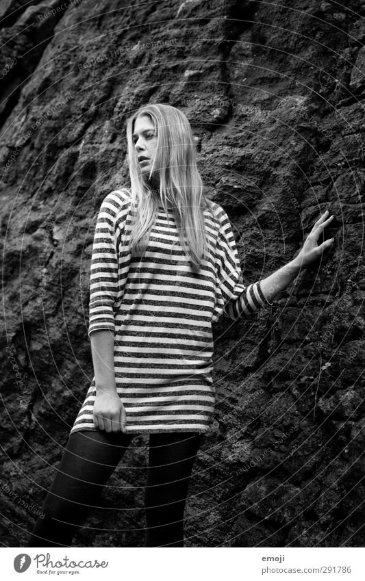 white stripes feminin Junge Frau Jugendliche 1 Mensch 18-30 Jahre Erwachsene Felsen Felswand trendy kalt steinig Streifen Farbfoto Schwarzweißfoto Außenaufnahme