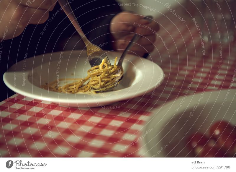 gaumenfreud Lebensmittel Salat Salatbeilage Teigwaren Backwaren Spaghetti Pesto Tomate Wasserglas Häusliches Leben Mensch androgyn Hand Finger 1 frisch kariert