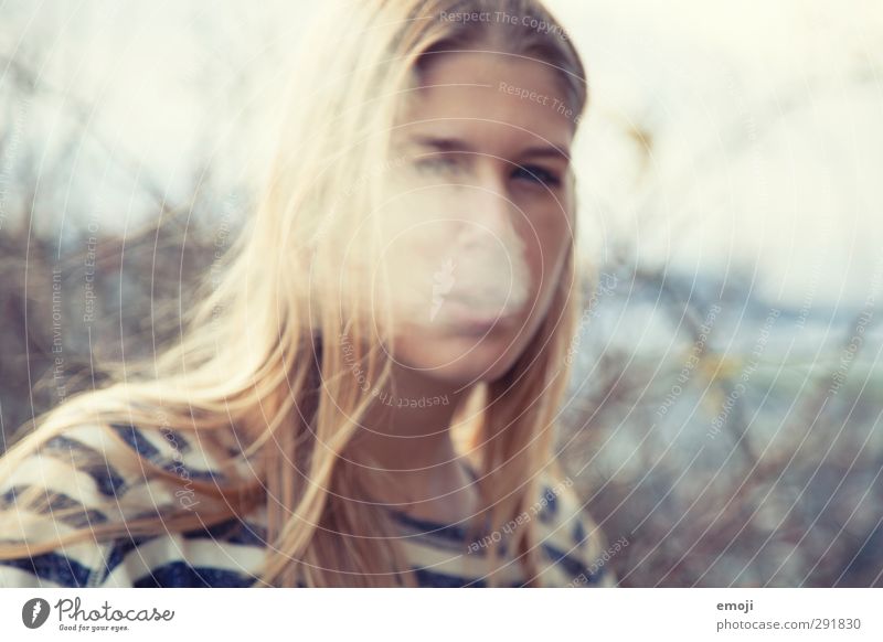blurred feminin androgyn Junge Frau Jugendliche 1 Mensch 18-30 Jahre Erwachsene atmen Rauchen Farbfoto Außenaufnahme Tag Unschärfe Porträt