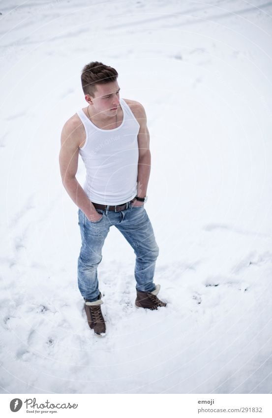 white maskulin Junger Mann Jugendliche 1 Mensch 18-30 Jahre Erwachsene Jeanshose kalt muskulös sportlich Schnee Winter Muskelshirt Farbfoto Außenaufnahme