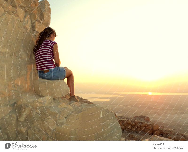 Blick aus Herodes Kammern feminin Junge Frau Jugendliche Erwachsene Leben Körper 1 Mensch 18-30 Jahre Kultur Landschaft Wasser Wolkenloser Himmel Horizont Sonne