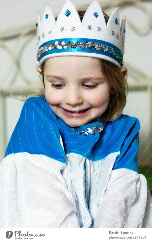 Fineshrine verkleiden Mensch Kind 1 3-8 Jahre Kindheit Krone Lächeln leuchten Fröhlichkeit Glück hell kuschlig niedlich positiv schön blau weiß Zufriedenheit
