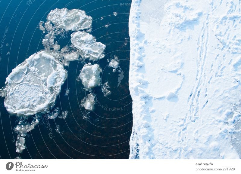 Eiskalt #2 Natur Wasser Winter Frost Schnee Risiko Versicherung Eiswasser Eisfläche brechen Fluss tauen Eisblock Eiszeit gefährlich frieren Eisberg Minusgrade