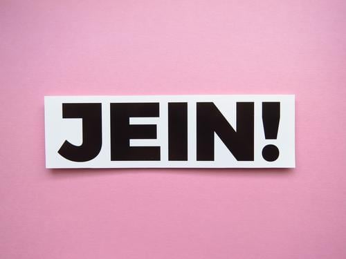 JEIN! Schriftzeichen Schilder & Markierungen Kommunizieren rosa schwarz weiß Gefühle unentschlossen unsicher Wankelmut Jein Farbfoto Studioaufnahme Menschenleer