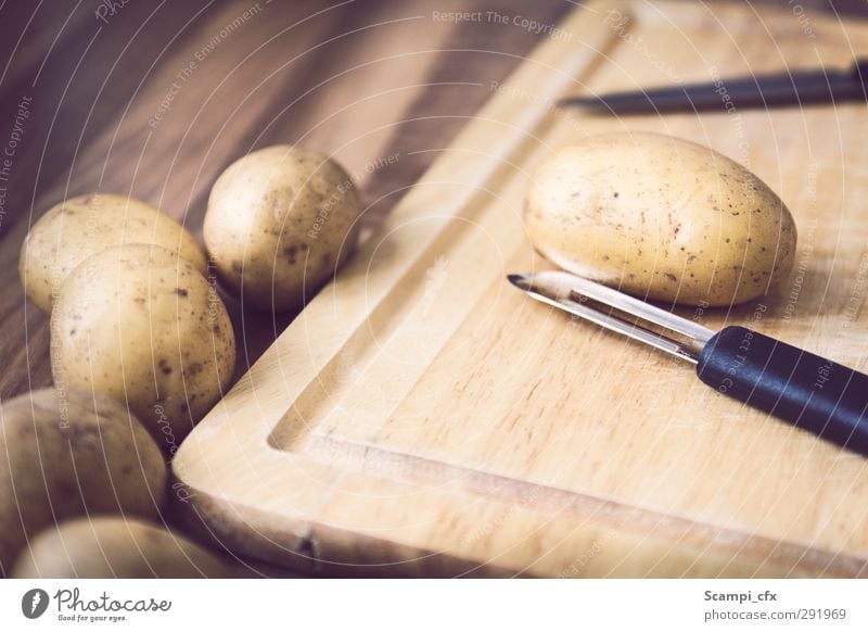 Kartoffeln schnibbeln Lebensmittel Gemüse Gesunde Ernährung Mittagessen Bioprodukte Vegetarische Ernährung Diät Messer Sparschäler Schneidebrett Koch Küche