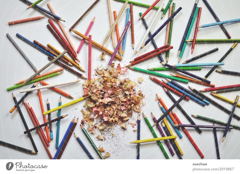 bunte buntstifte zeichnen Zeichenstift Farbstift Künstler chaotisch durcheinander dreckig anspitzen Spitze Späne Holz mehrfarbig Schule Kindererziehung Büro