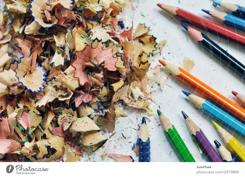 stifte anspitzen (3) zeichnen Zeichenstift Farbstift Künstler chaotisch durcheinander dreckig Spitze Späne Holz mehrfarbig Schule Kindererziehung Büro