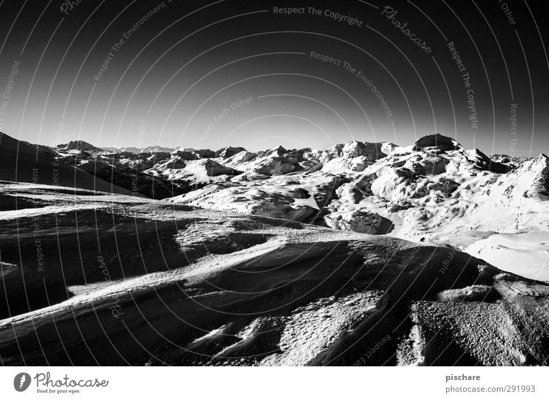 Alpin Landschaft Winter Schnee Berge u. Gebirge Schneebedeckte Gipfel dunkel Abenteuer kalt Schwarzweißfoto Außenaufnahme Textfreiraum unten Tag Kontrast