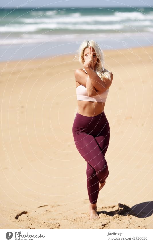 Kaukasische blonde Frau, die Yoga am Strand praktiziert. Lifestyle schön Körper Leben harmonisch Erholung Meditation Sommer Meer Sport Mensch feminin Junge Frau
