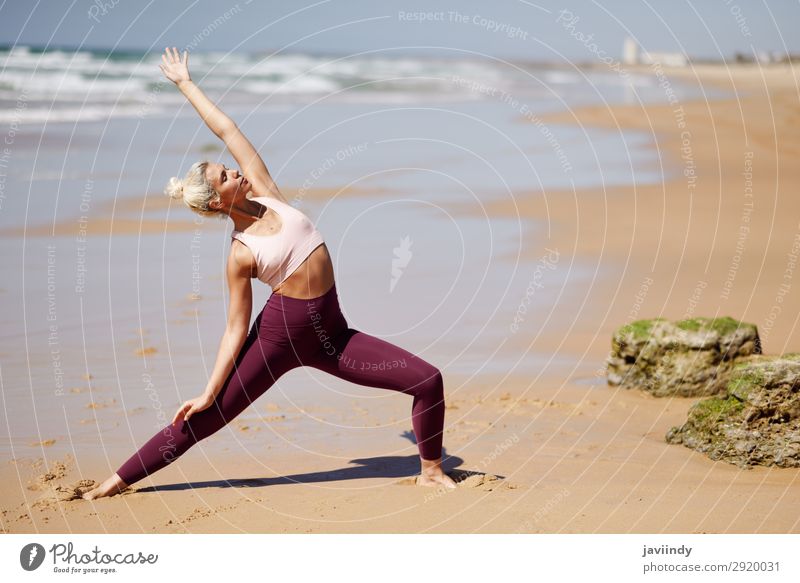 Kaukasische blonde Frau, die Yoga am Strand praktiziert. Lifestyle schön Körper Leben harmonisch Erholung Meditation Sommer Meer Sport Mensch feminin Erwachsene