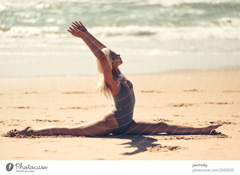 Kaukasische blonde Frau, die Yoga am Strand praktiziert. Lifestyle schön Körper Erholung Meditation Sommer Meer Sport Mensch feminin Junge Frau Jugendliche