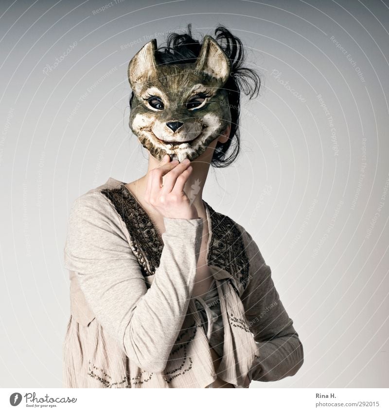 Helau Karneval Mensch feminin Junge Frau Jugendliche 1 18-30 Jahre Erwachsene Maske Lächeln frech festhalten verkleiden grinsen verdeckt Hand Wölfin Wolfsmaske