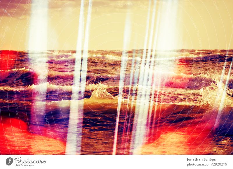 Doppelbelichtung aus Glas und Meer abstrakt Futurismus leuchten rot Licht Unschärfe altehrwürdig retro Farbfoto Tag Experiment Außenaufnahme