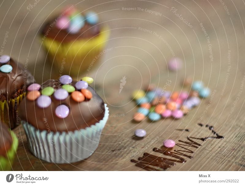Muffins Lebensmittel Kuchen Süßwaren Schokolade Ernährung Kaffeetrinken Feste & Feiern Geburtstag klein lecker süß Schokolinsen Schokoladenkuchen selbstgemacht