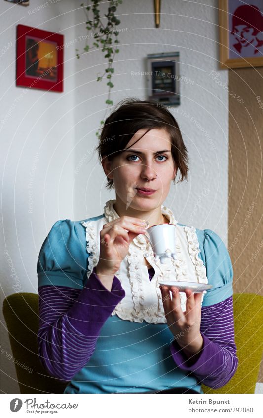 Ich bin charmant Tasse Mensch Junge Frau Jugendliche 1 18-30 Jahre Erwachsene sitzen trinken einzigartig violett türkis skeptisch cup living room Farbfoto