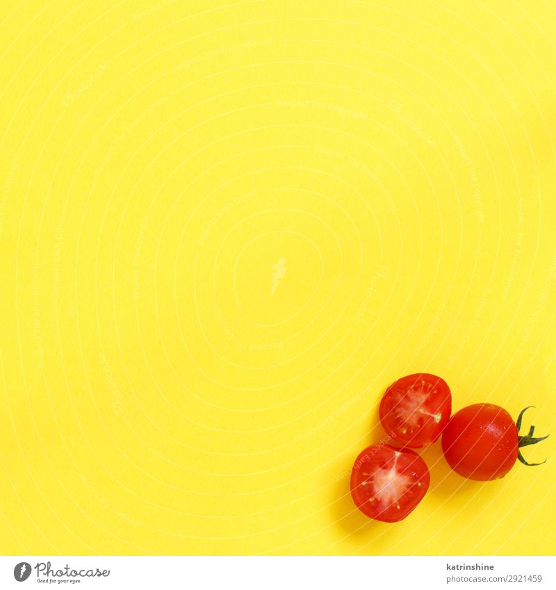 Kirschtomaten auf gelbem Hintergrund Gemüse Vegetarische Ernährung Diät frisch hell oben rot Zutaten roh minimalistisch Textfreiraum Entwurf leer Lebensmittel